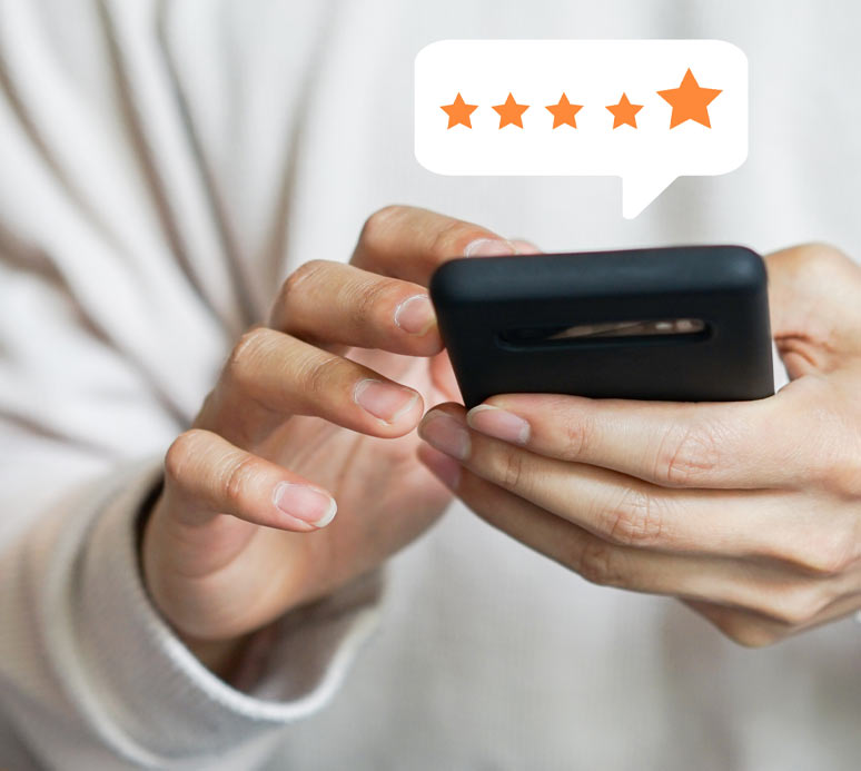 Hand hält Smartphone mit sichtbarem Bildschirm, fünf Bewertungssterne schweben oberhalb des Geräts.