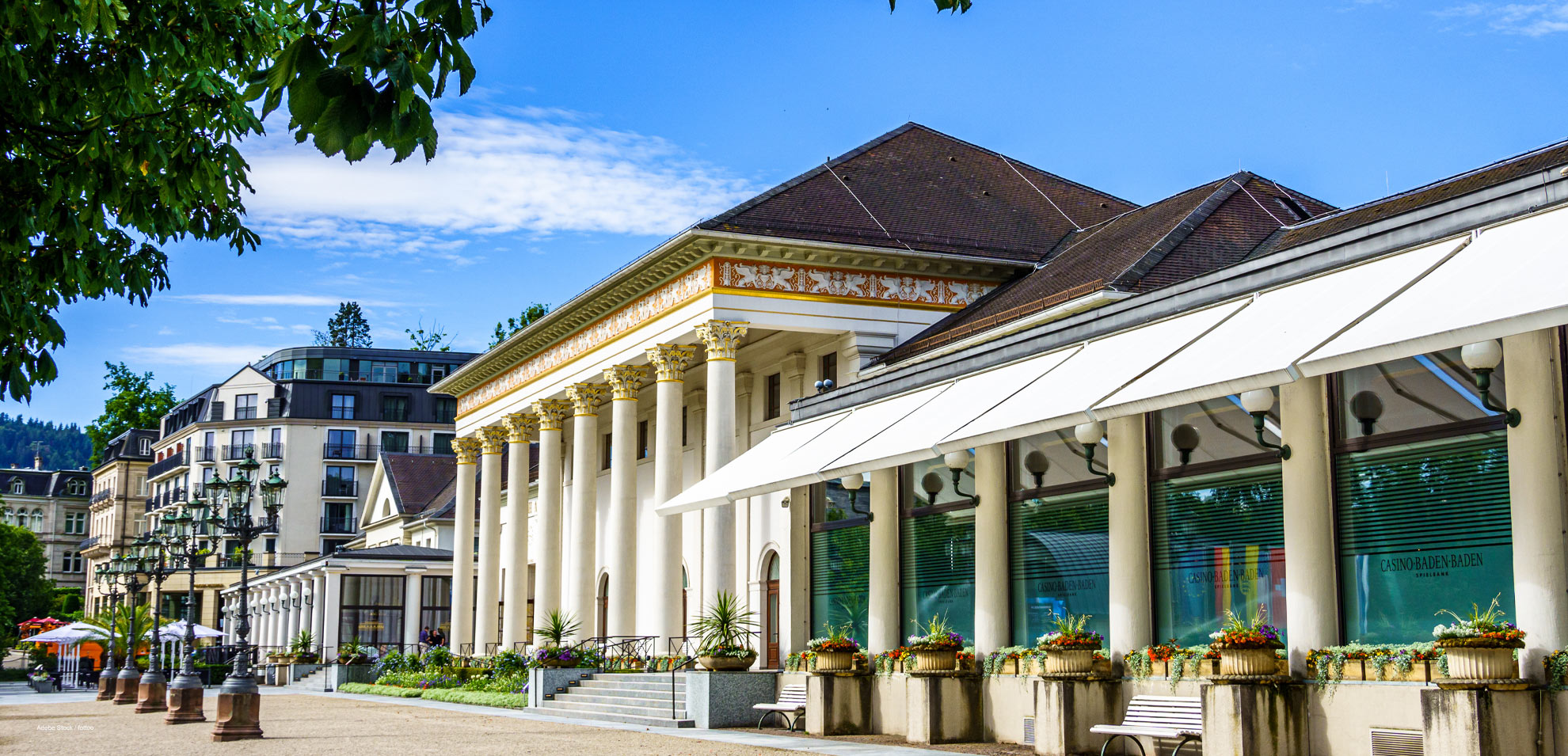 Außenaufnahme des Kurhauses Baden-Baden mit Fokus auf den Terrassenbereich.