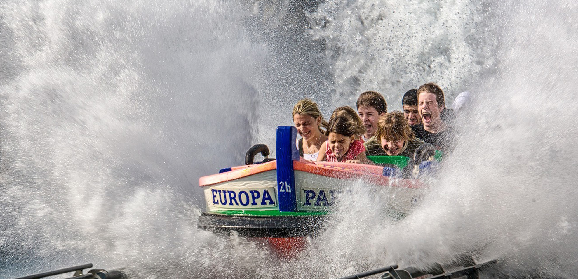 Wildwasserbahn im Europapark mit spritzendem Wasser und lachenden Gästen.