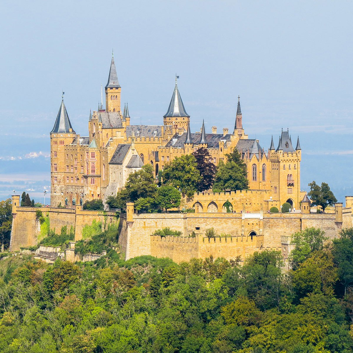 Weitwinkelaufnahme des Schloss Hohenzollern mit seinen Türmen und Zinnen.